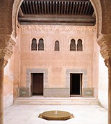 Альгамбра (южный фасад дворца Комарес)