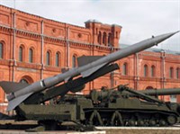Военно-исторический музей артиллерии, инженерных войск и войск связи (ракетная установка у входа)