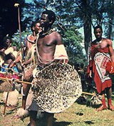 Свазиленд (свази в традиционных одеждах воинов)