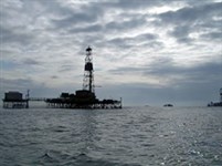Азербайджан (нефтедобывающая платформа)