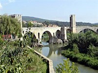 Бесалу (мост через Флувию)