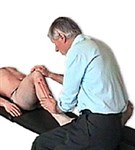 Выжимание основанием Ладони и бугром большого пальца на передней поверхности голени