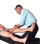 Выжимание основанием Ладони и бугром большого пальца с отягощением на передней поверхности бедра