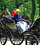 Елизавета II (на прогулке)