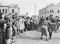 Курская битва (жители Орла встречают Красную Армию)