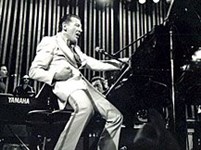 Льюис Джерри ли (за роялем)