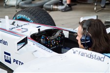 Приборная панель и руль болида Формулы-1