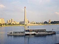 Пхеньян (вид на реку Тэдонган)