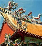 Сингапур (декор крыши — драконы)