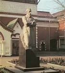 Третьяковская галерея (памятник П. М. Третьякова)