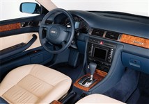 Audi A6 салон автомобиля с акпп