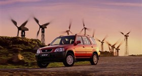 Honda CR-V вид на фоне ветрянных генераторов