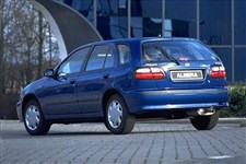 Nissan Almera вид сзади сбоку