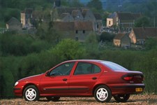 Renault Megane вид сбоку