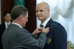 Олимпийские игры в Лондоне 2012 (Сергей Иванов награждает Евгения Коротышкина)