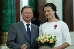 Олимпийские игры в Лондоне 2012 (Сергей Иванов награждает Елену Исинбаеву)