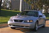 Ford Mustang вид спереди в движении