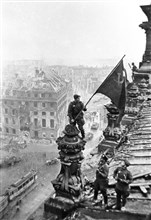 Знамя Победы над рейхстагом в Берлине. Май 1945 года. Снимок Евгения Халдея [Знамя Победы]