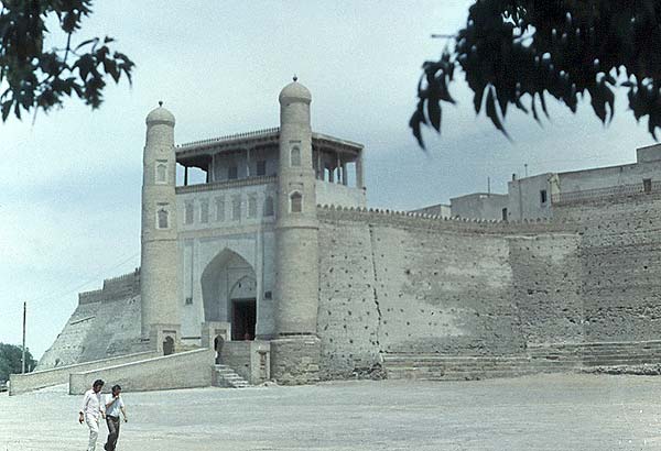 Бухара ворота. Каракульские ворота бухара. Крепостная стена бухары. Самаркандские ворота бухара. Ворота талипач бухара.