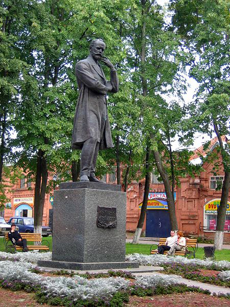 Клин город чайковского. Памятник Чайковскому в Клину. Статуя Чайковского в Клину. Город Чайковский достопримечательности. Дом Чайковского в Клину.