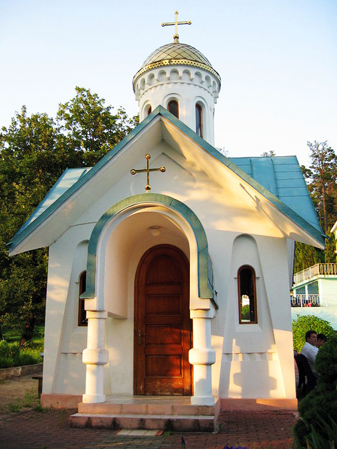 Часовня царственных страстотерпцев у анциферово. Храм успения пресвятой богородицы г. Зеленая роща краснодарский край. Храм зеленая роща ставрополь. Храм отца симеона сочи могила.