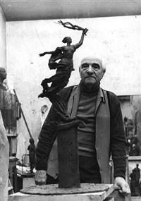 АНИКУШИН Михаил Константинович (у модели памятника)