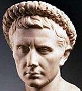 Август (в венке)