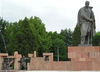Айни Садриддин (памятник в Душанбе)