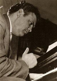 БАЛЬСИС Эдуард (перед фортепиано)