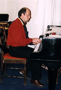 БРИЛЬ Игорь (за роялем)