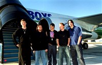 БЭКСТРИТ БОЙЗ (у самолета)