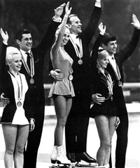 Белоусова Людмила Евгеньевна (на пьедестале)