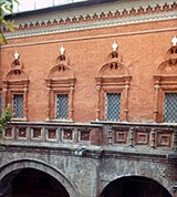 Белый город (аркада дворика Высоко-Петровского монастыря)