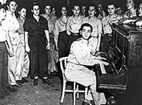 Берлин Ирвинг (за роялем)