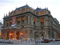 Венгерский оперный театр (вечером)