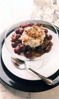 Вишни кислые с черным хлебом