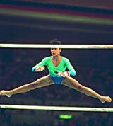 Гимнастика (выступление на разновысоких брусьях)