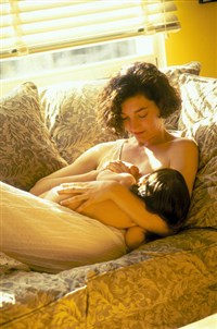 Грудное вскармливание (лежа)