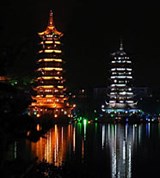 Гуйлинь (пагоды ночью)