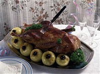 Гусь жареный с яблоками