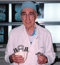 ДЕБЕЙКИ Майкл (2002 год)