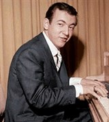 Дарин Бобби (за роялем)