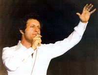 Дассен Джо (с микрофоном)