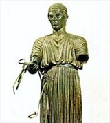 Дельфийский возничий (вид спереди)