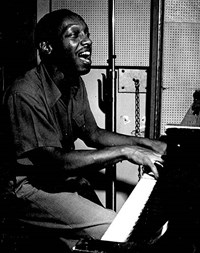 Демерон Тэдд (за пианино)