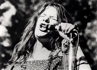 Джоплин Дженис (с микрофоном)