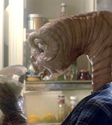 Инопланетянин (знакомство с земной пищей)