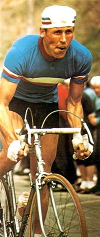 КАПИТОНОВ Виктор Арсеньевич (на велосипеде)