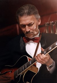 КУЗНЕЦОВ Алексей (с гитарой)