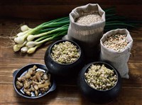 Каша пшенная с горохом и шкварками